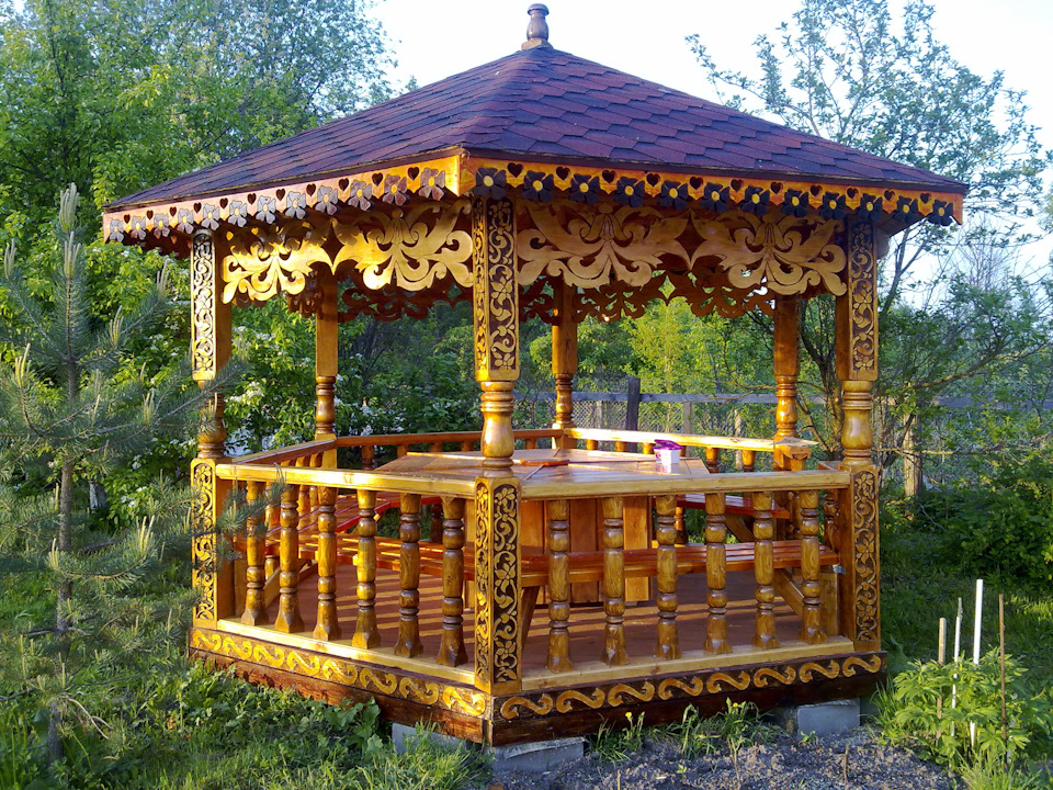 Резная беседка для отдыха